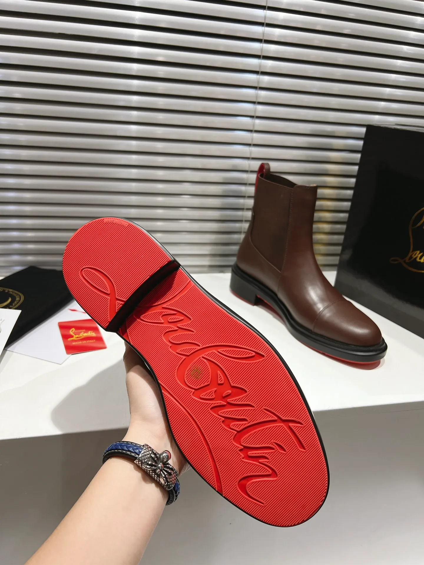 👟👟Ex-factory price 800👟👟 ╔Chelsea black nude boots╗ ·Top version customization·2024𝐬𝐬 Urbino Chelsea ankle boots are charming with smooth lines. The boots are made of black calfskin and feature a tonal rubber sole with the signature Maison Christian Louboutin Loubi red. This urban style features a heel tab and elastic side panels making it easy to put on 𝑪𝒉𝒓𝒊𝒔𝒕𝒊𝒂𝒏 𝑳𝒐𝒖𝒃𝒐𝒖𝒕𝒊𝒏 ▪️No matter the last shape, fabric, diamonds, nails, lining, outsole, they are all as close to ZP as possible... ▪️The original sole is specially provided by the original factory ▪️The lining is imported water-dyed cowhide ▪️Private customization time is about 3-7 days —————— Size: Men's 39M-47M